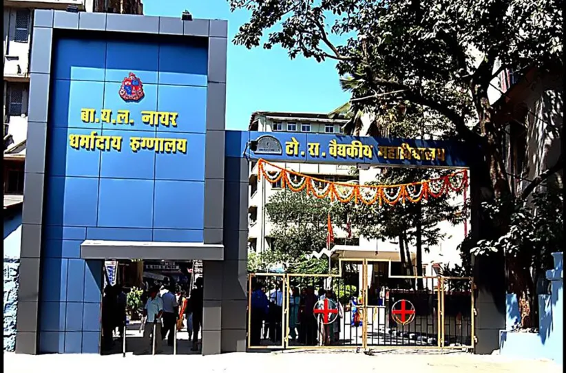 Adarsh Swarajya | MBBS च्या विद्यार्थ्याला वसतिगृह शुल्क चुकवल्याने तब्बल...