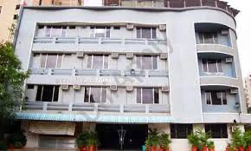 Adarsh Swarajya | मुंबईतील इंग्रजी माध्यमाची शाळा तडकाफडकी बंद, पालक...