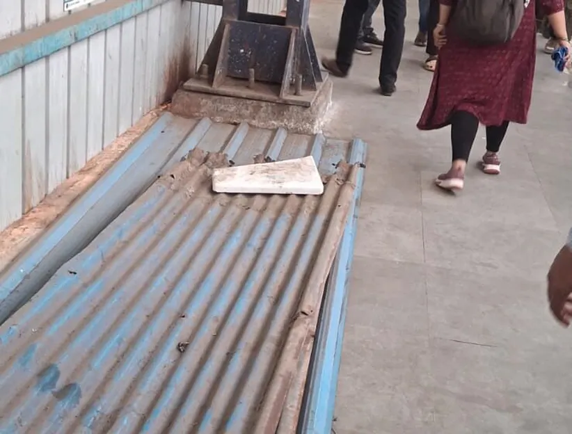 Adarsh Swarajya | कॉटन ग्रीन रेल्वे स्थानकावर ठेवलेल्या पत्र्यांमुळे...