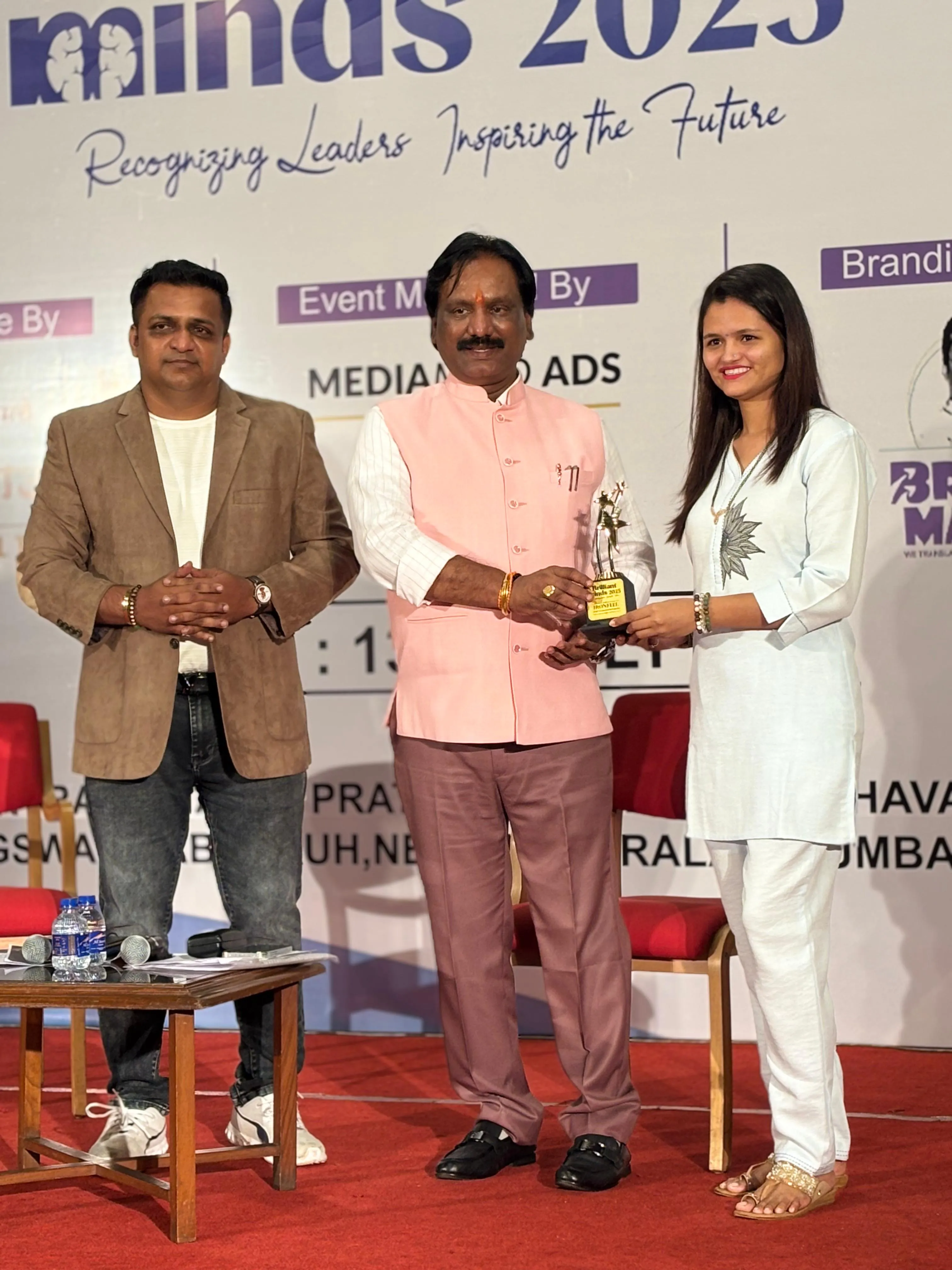 Adarsh Swarajya | आयनफील या लॉन्ड्री सेवा केंद्राचा रोल मॉडेल म्हणून गौरव
