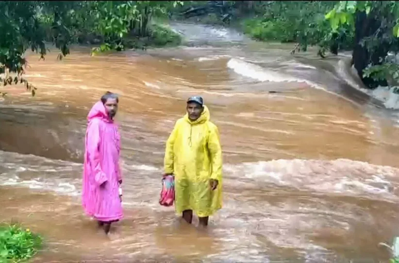 Adarsh Swarajya | तेंडोली तांबाडगेवाडीतील ग्रामस्थांचा गावाशी संपर्क...
