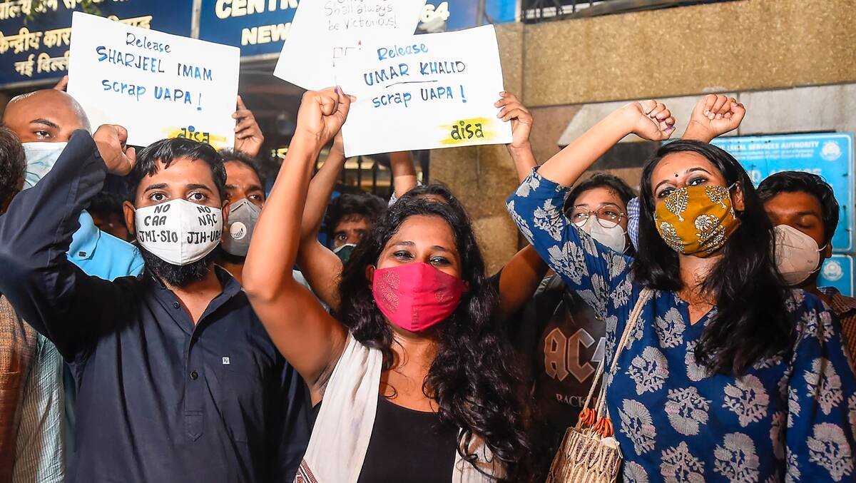Adarsh Swarajya | न्यायालये कात टाकतात तेव्हा...