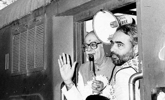 Adarsh Swarajya | पराधीन आहे जगी...