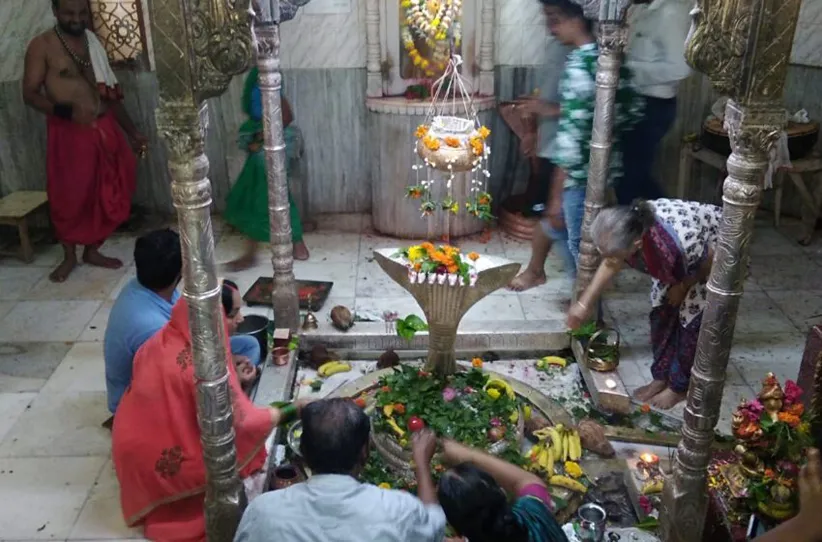 Adarsh Swarajya | बाणगंगा येथील वाळकेश्वर मंदिरात महाशिवरात्रीनिमित्त...