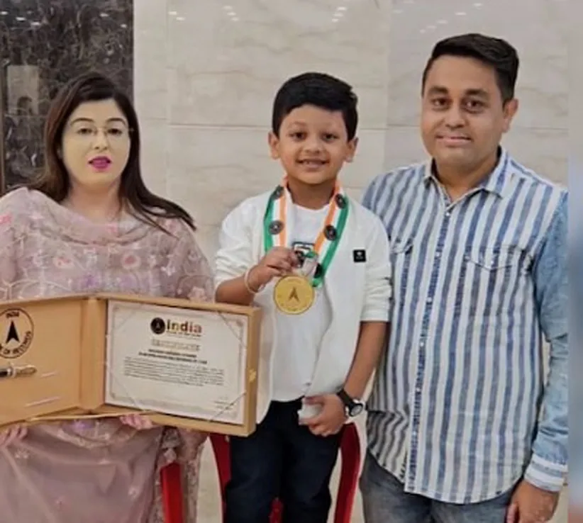 Adarsh Swarajya | ठाण्यातील सात वर्षीय मुलाचा Solo Swimming मध्ये विश्वविक्रम