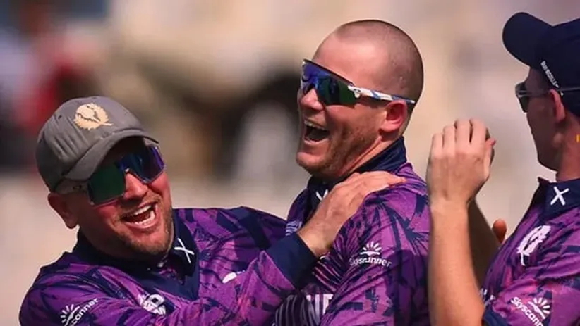 Adarsh Swarajya | लीस्कच्या अष्टपैलू चमकदार कामगिरीवर स्कॉटलंडचा इटलीवर...