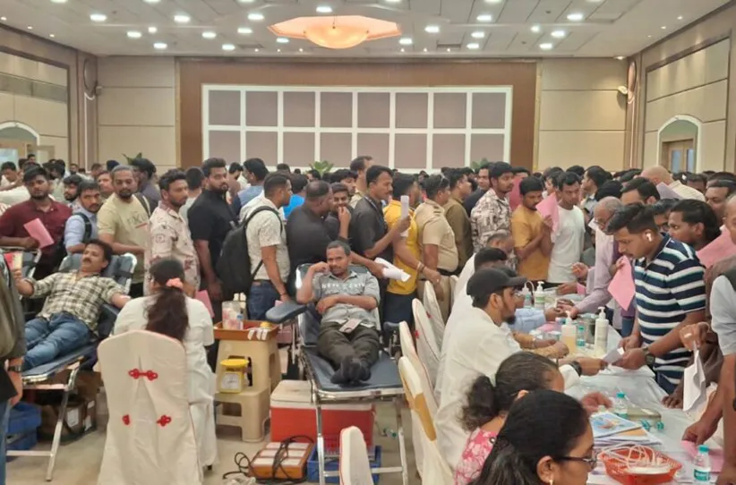 Adarsh Swarajya | अनंत अंबानीच्या रक्तदान शिबिरात अनंत गर्दी, नियमांची...