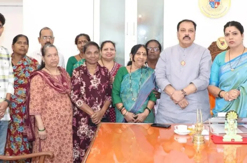 Adarsh Swarajya | मुंबई महापालिकेतील अपात्र महिलांना मिळणार शिलाई मशीन