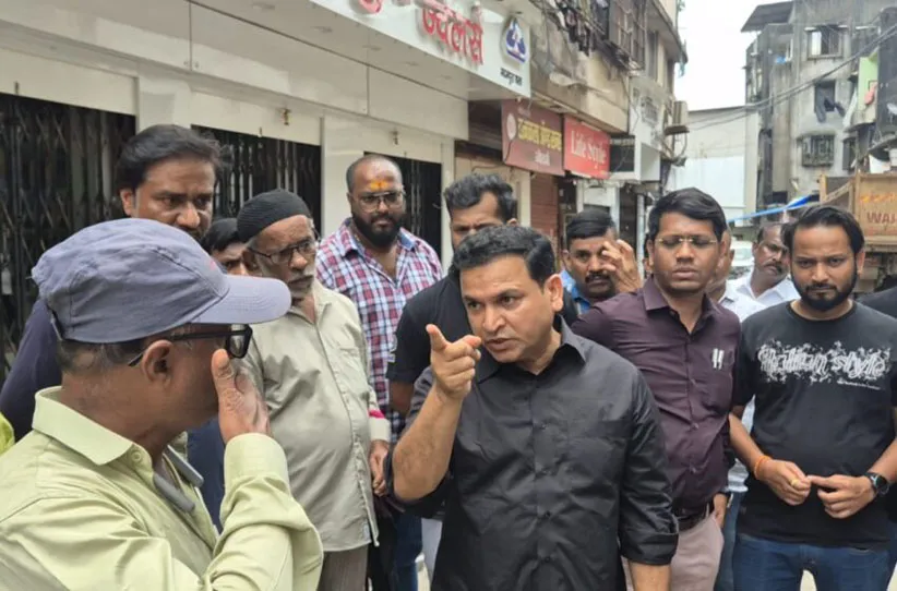 Adarsh Swarajya | ठाणे रोडवरील काँक्रिटीकरणाच्या कामात ठेकेदाराकडून...