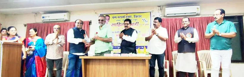 Adarsh Swarajya | मनातल्या संवेदना शब्दातून कागदावर उमटते ते खरे साहित्य...