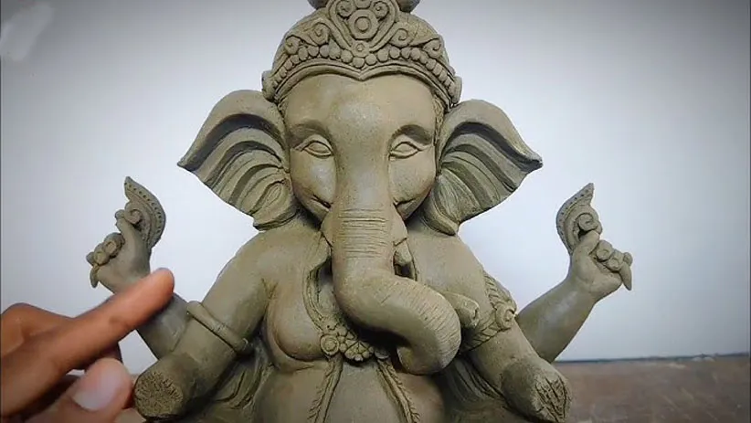 Adarsh Swarajya | मूर्ती बनविण्यासाठी शाडूची माती जिल्हा प्रशासन उपलब्ध...