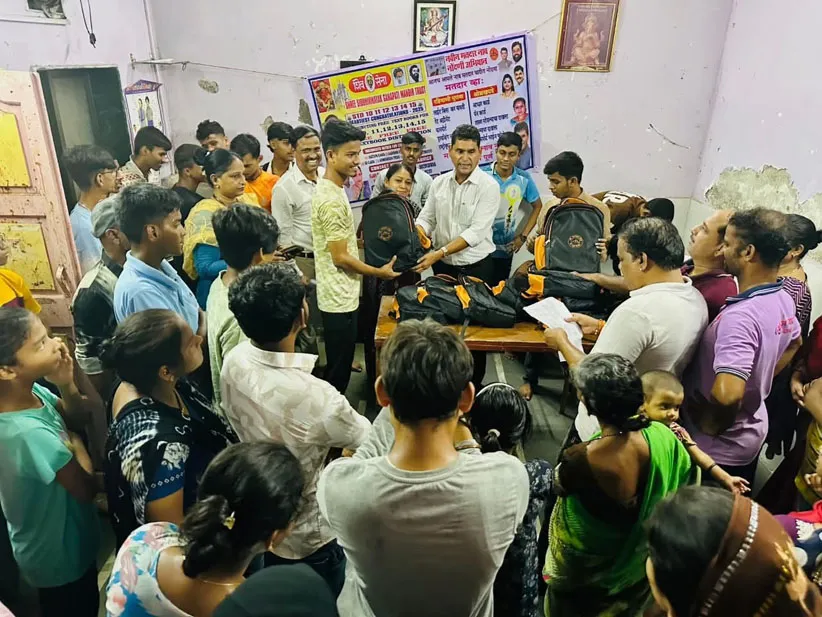 Adarsh Swarajya | गरीब व गरजू विद्यार्थ्यांना मोफत शैक्षणिक साहित्य...