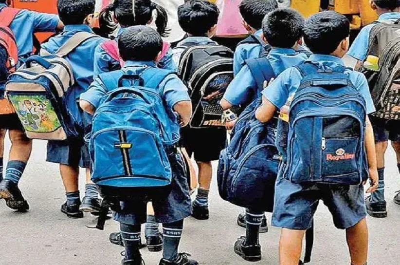 Adarsh Swarajya | नियमित शाळेत जाणाऱ्या मुलांना मिळणार ६ हजार रु भत्ता