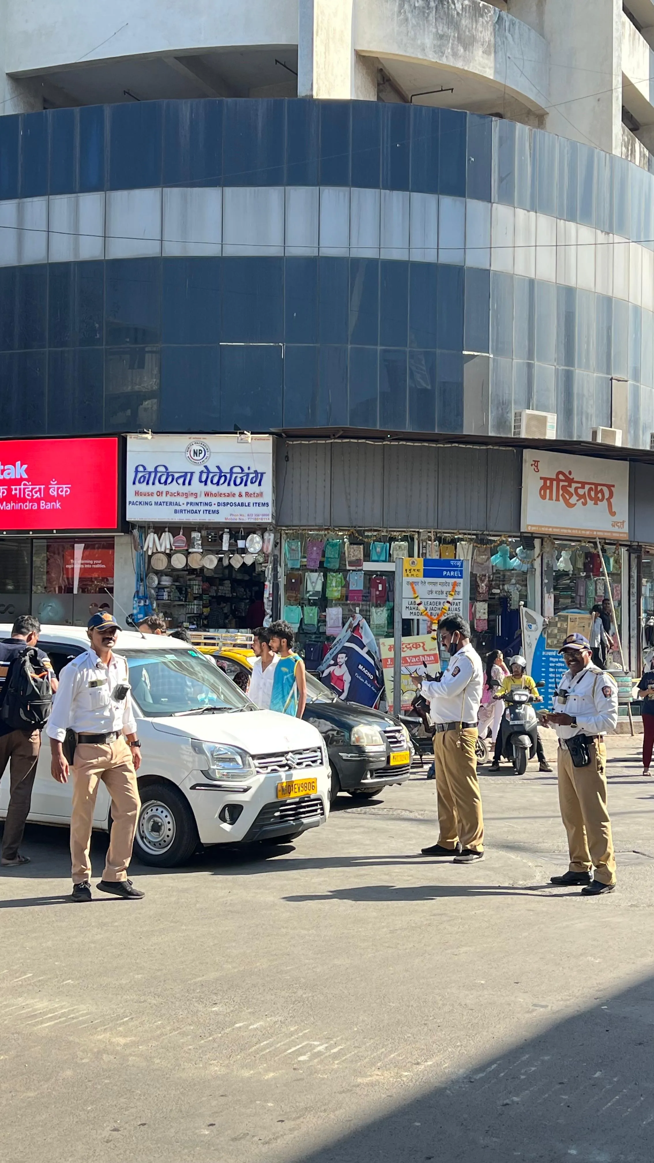 Adarsh Swarajya | परेल टीटी येथे अपघातग्रस्त महिलेस ट्राफिक पोलिसांची...