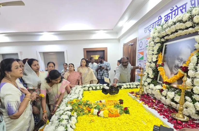 Adarsh Swarajya | राष्ट्रवादी काँग्रेसच्या महिलांनी वाहिली अजितदादाना...