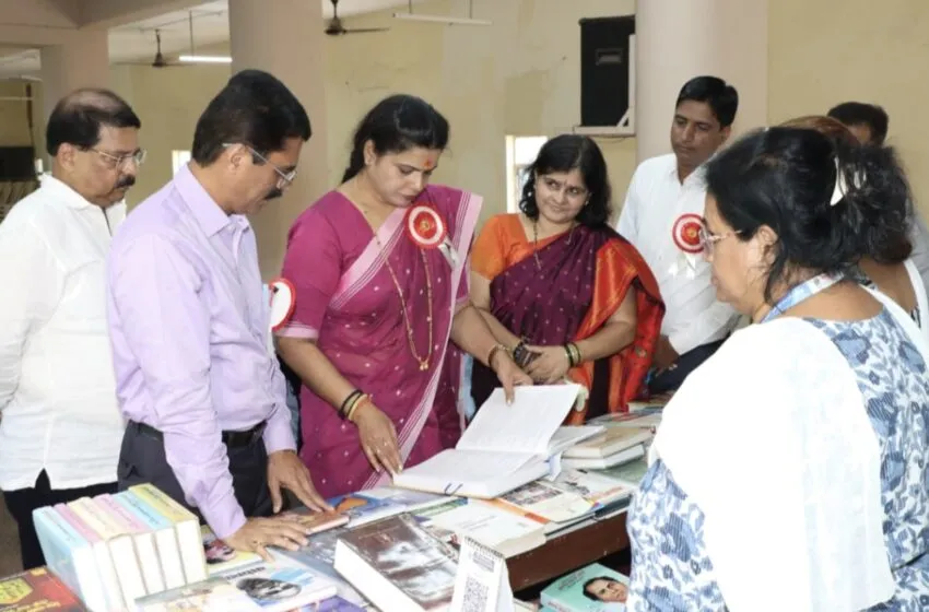 Adarsh Swarajya | मुंबई मराठी ग्रंथसंग्रहालय शाखांच्या अनुदानासाठी...