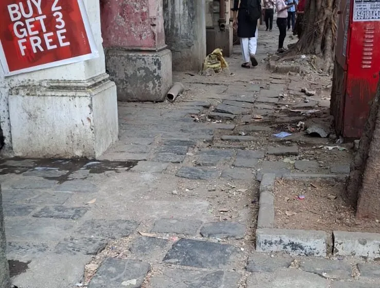 Adarsh Swarajya | उखडलेल्या पेव्हर ब्लॉकमुळे पादचारी त्रस्त