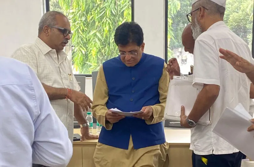 Adarsh Swarajya | खासदार पीयूष गोयल यांच्या जनता दरबाराला नागरिकांचा...
