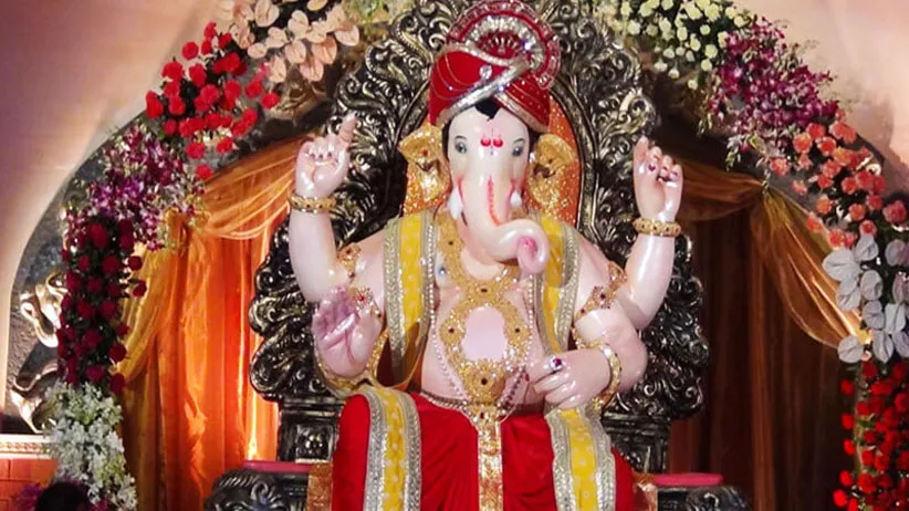 Adarsh Swarajya | मुंबईतील या गणेशमंडळाने दर्शनासाठी बंधनकारक केला...