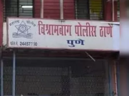 Adarsh Swarajya | पुण्यात ऑन ड्युटी महिला पोलीस अधिकाऱ्याला जाळण्याचा...