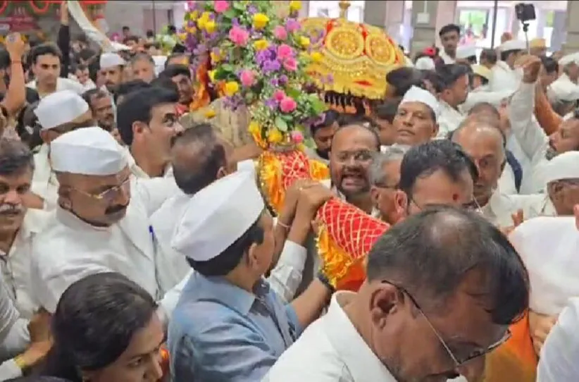 Adarsh Swarajya | आदिशक्ती संत मुक्ताई च्या पालखीचे पंढरपूरकडे प्रस्थान