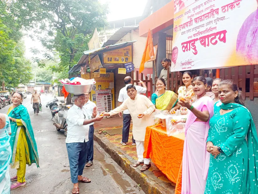 Adarsh Swarajya | शिवसेना प्रभाग 205 च्या वतीने लाडू वाटप