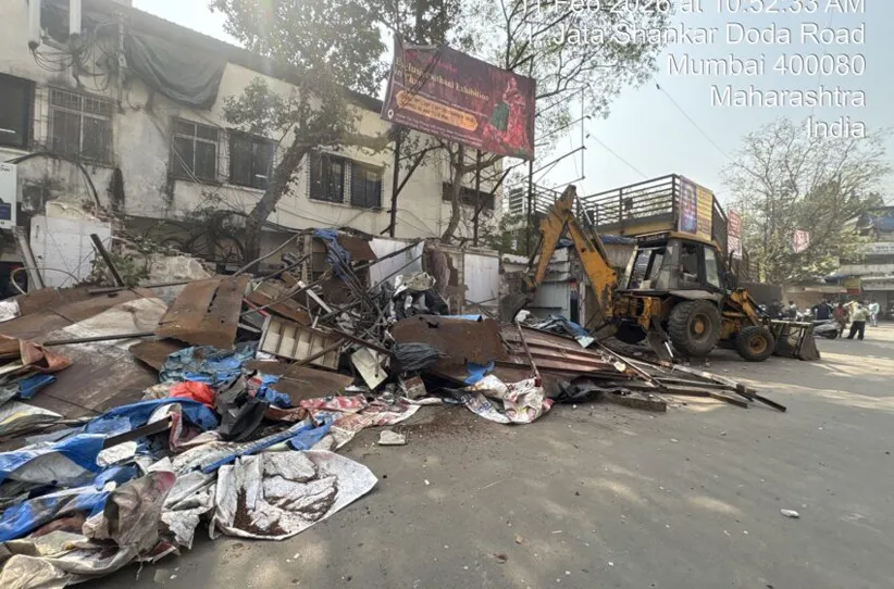 Adarsh Swarajya | मुलुंड स्टेशन परिसरातील ६१ अनधिकृत बांधकामांचे...